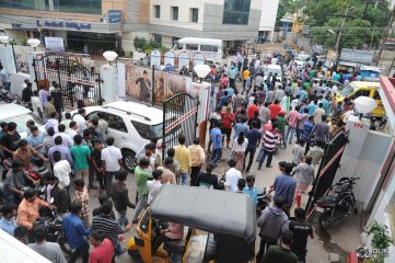 Srimanthudu Movie Hungama